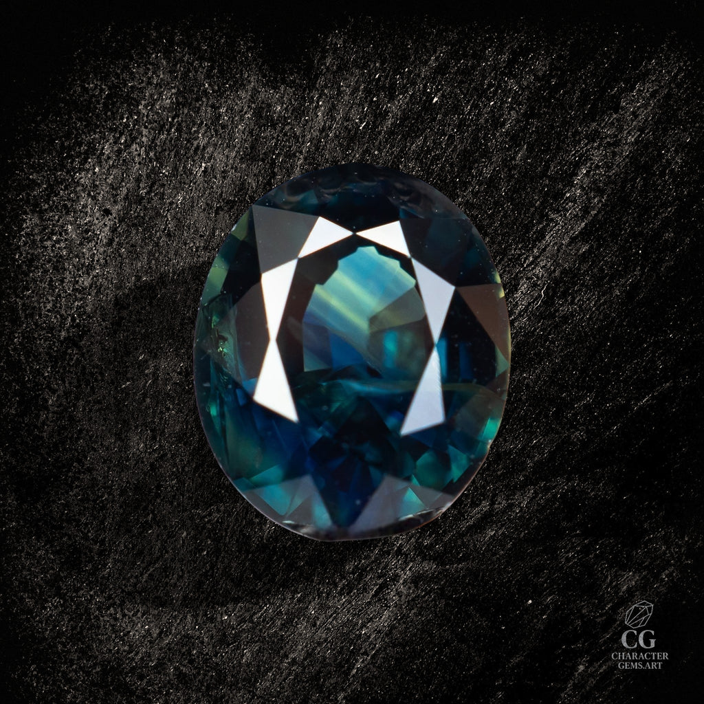 Blauer Saphir-Krone aus Character Gemstones mit 1,61 Karat Saphir, detailreiche Edelsteinkrone in Nahaufnahme