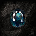 Blauer Saphir-Krone aus Character Gemstones mit 1,61 Karat Saphir, detailreiche Edelsteinkrone in Nahaufnahme