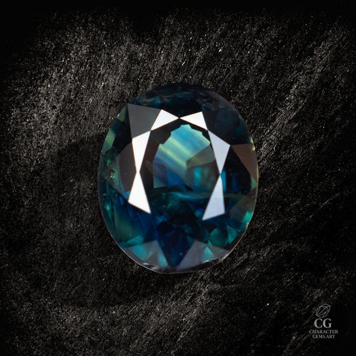 Blauer Saphir-Krone aus Character Gemstones mit 1,61 Karat Saphir, detailreiche Edelsteinkrone in Nahaufnahme