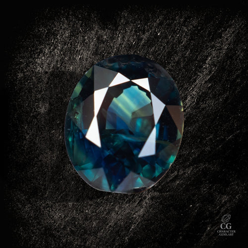 Blauer Saphir-Krone von Character Gemstones, 1,61 Karat Abyssal Crown, detailreiche Edelstein-Design.
