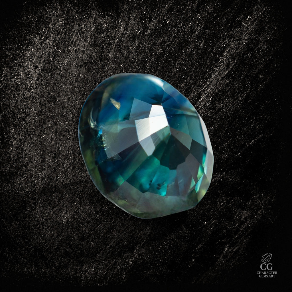 Abyssal Krone mit 1,61 Karat Saphir, von Character Gemstones, zeigt den blauen Edelstein in einer eleganten Schmuckfassung