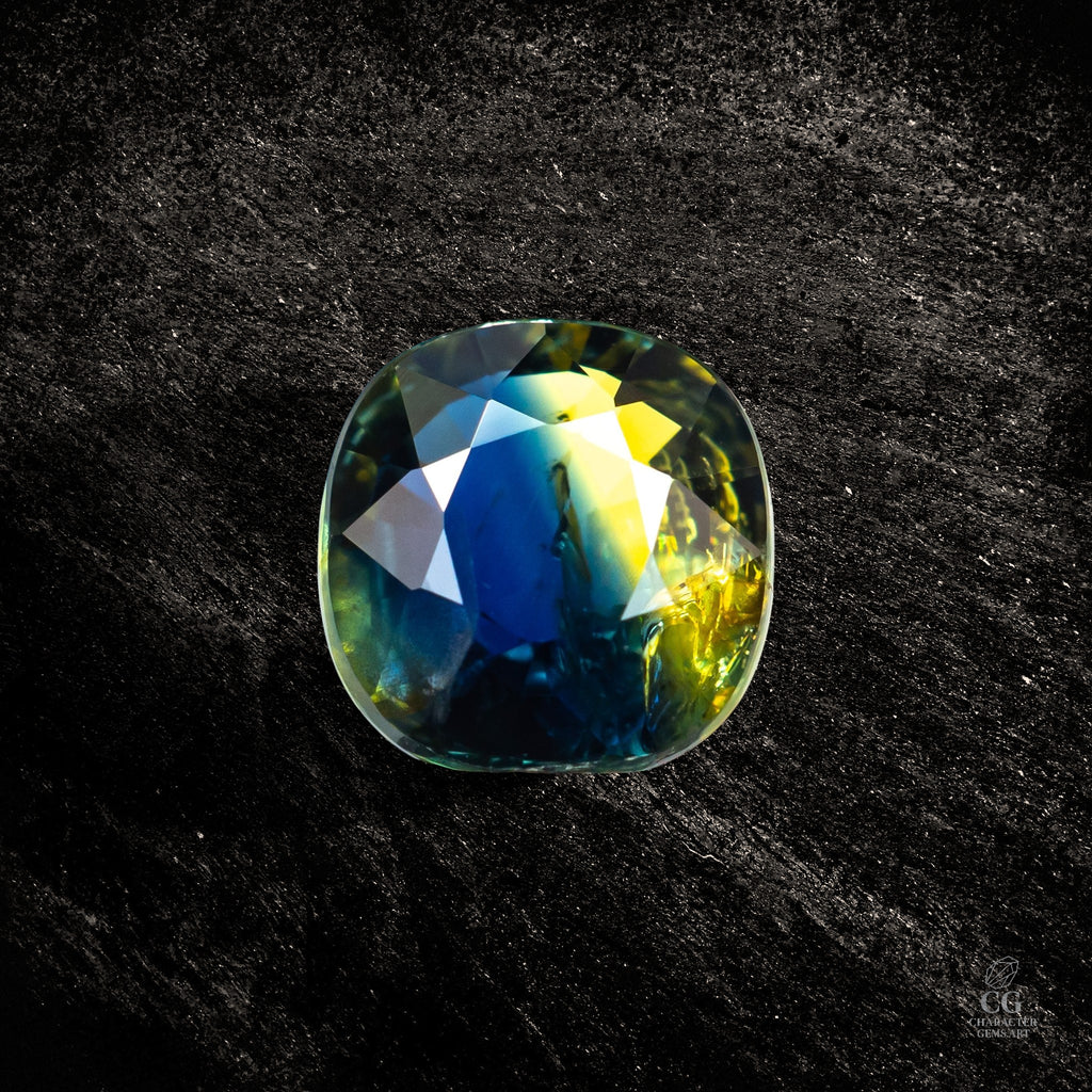 Blauer Saphir von Character Gemstones, 2,02 Karat, detailreiche Ansicht des facettierten Edelsteins.