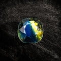 Blauer Saphir von Character Gemstones, 2,02 Karat, detailreiche Ansicht des facettierten Edelsteins.
