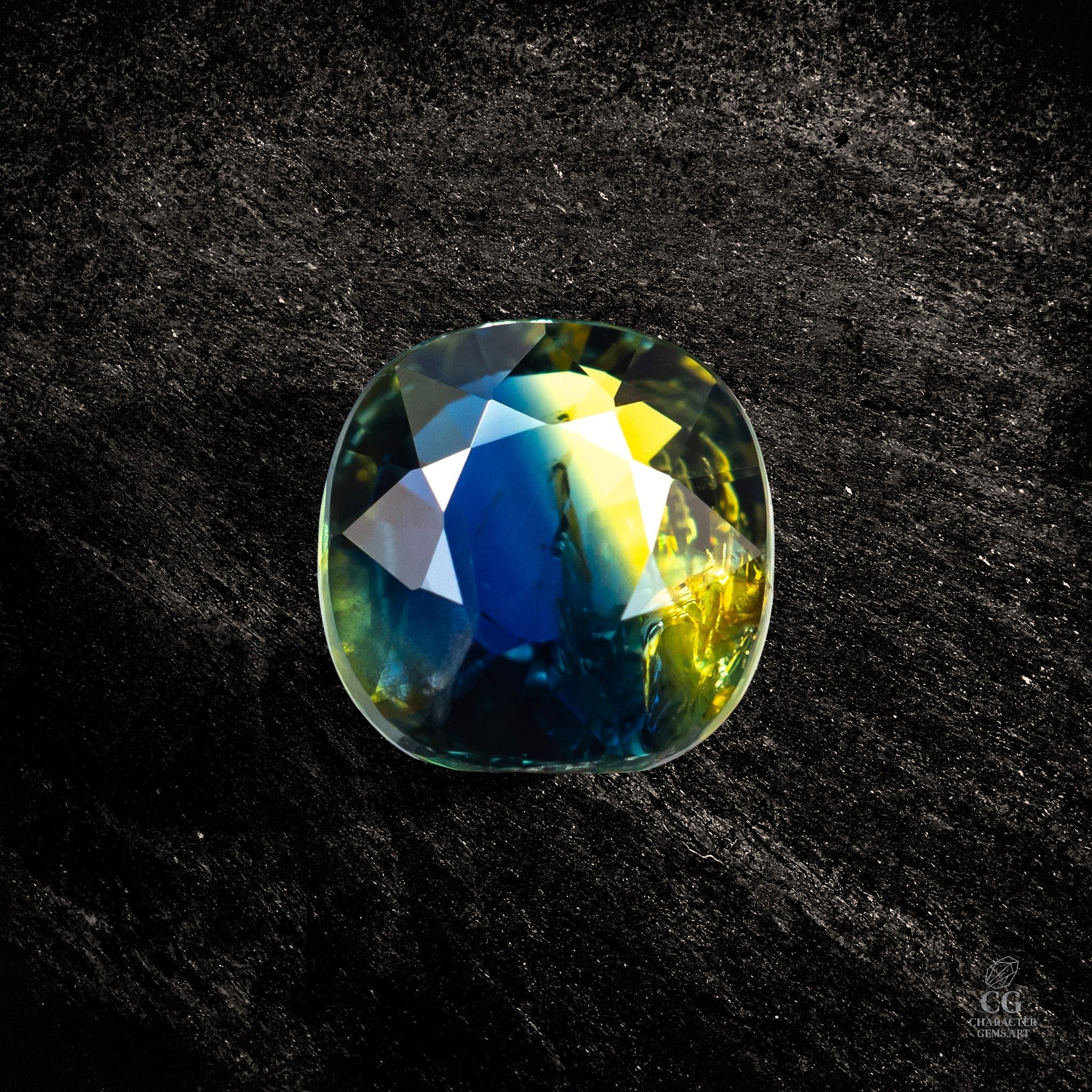 Blauer Saphir von Character Gemstones, 2,02 Karat, detailreiche Ansicht des facettierten Edelsteins.