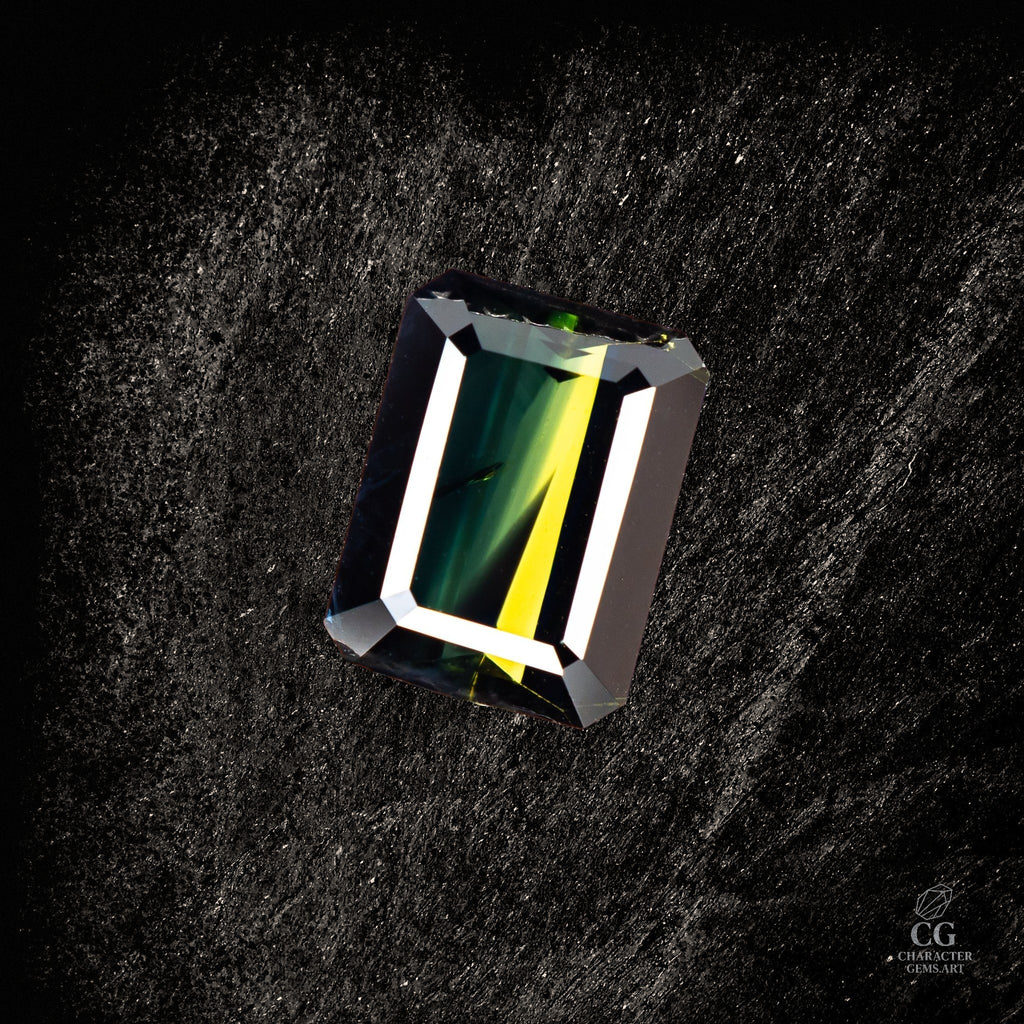 Blauer Saphir Verdant Prismfire von Character Gemstones, 2,25 Karat, mit funkelndem Schliff auf weißem Hintergrund
