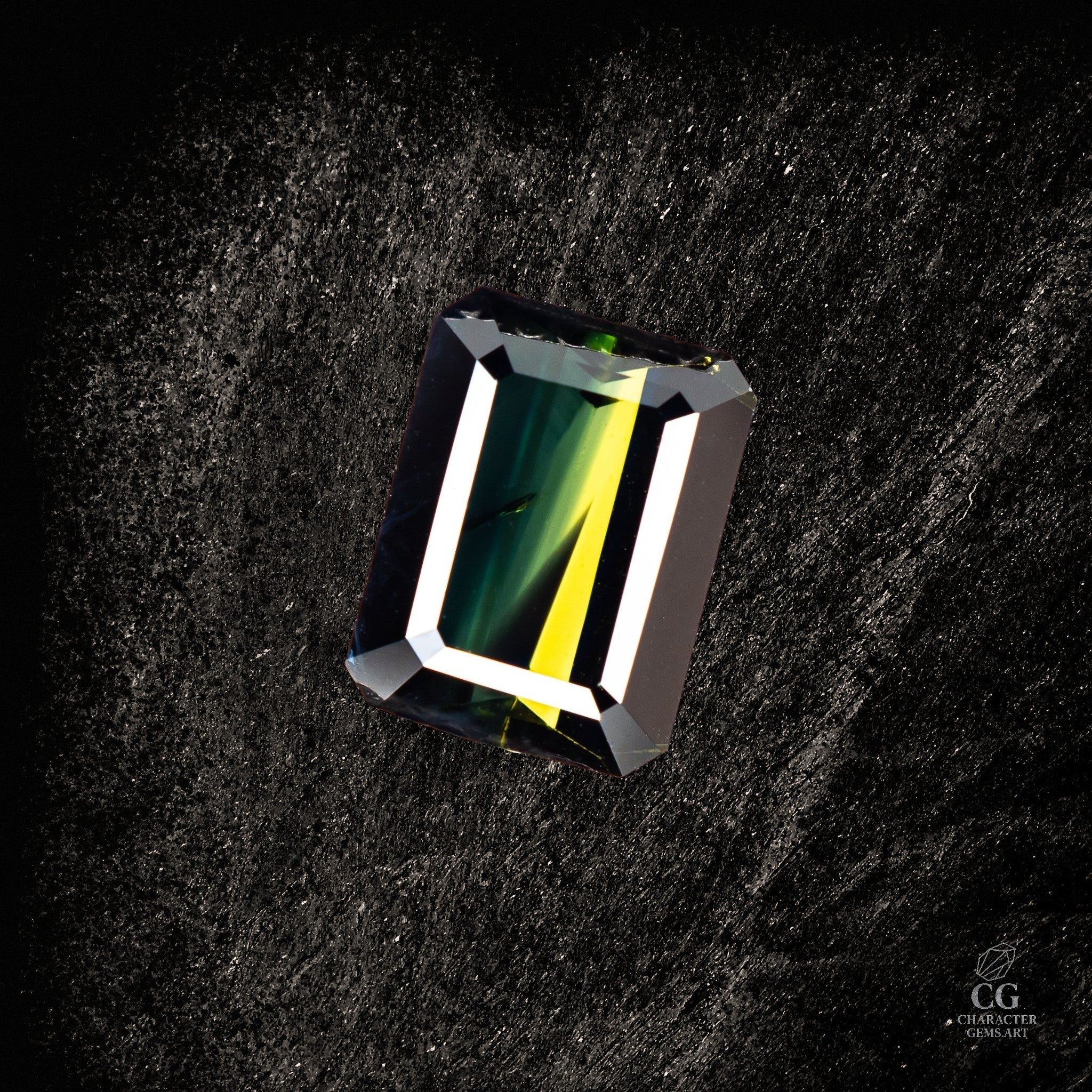 Blauer Saphir Verdant Prismfire von Character Gemstones, 2,25 Karat, mit funkelndem Schliff auf weißem Hintergrund