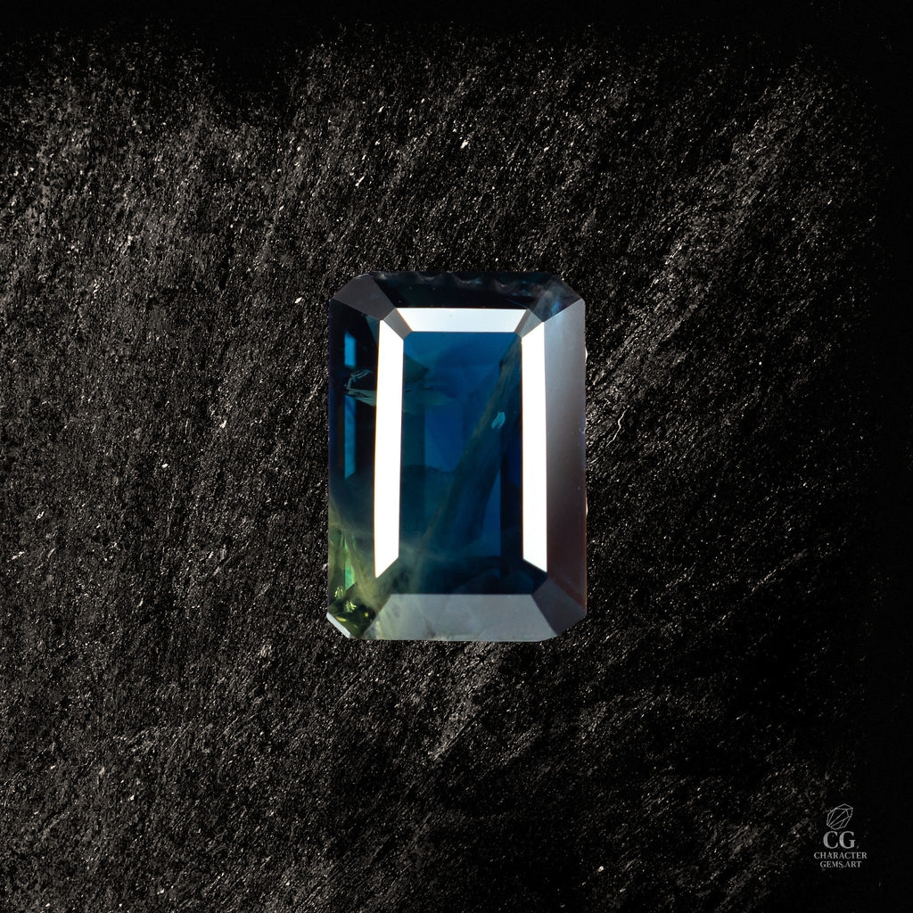 Blauer Saphir im Abyssal Monolith Design von Character Gemstones, 2,45 Karat, glänzender Edelstein auf hellem Hintergrund