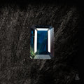 Blauer Saphir im Abyssal Monolith Design von Character Gemstones, 2,45 Karat, glänzender Edelstein auf hellem Hintergrund