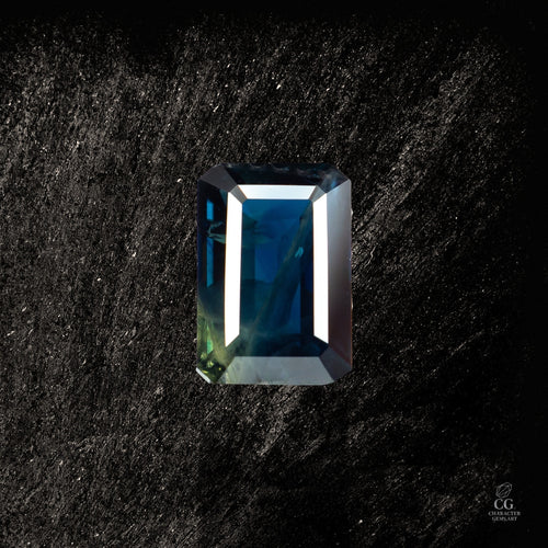 Blauer Saphir im Abyssal Monolith Design von Character Gemstones, 2,45 Karat, glänzender Edelstein auf hellem Hintergrund