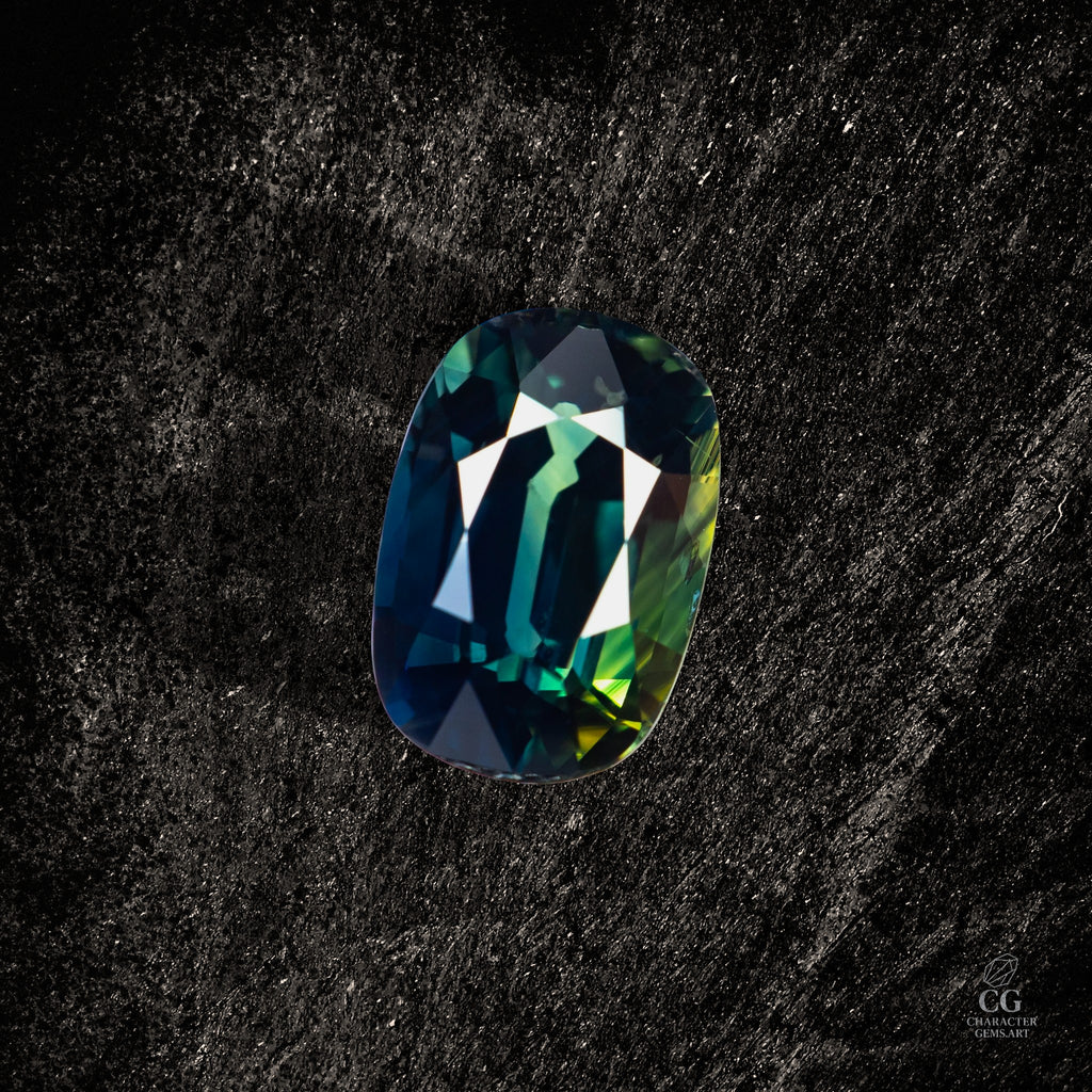 Blauer Saphir von Character Gemstones, 2,56 Karat, glatte Oberfläche und leuchtend tiefblaue Farbe.