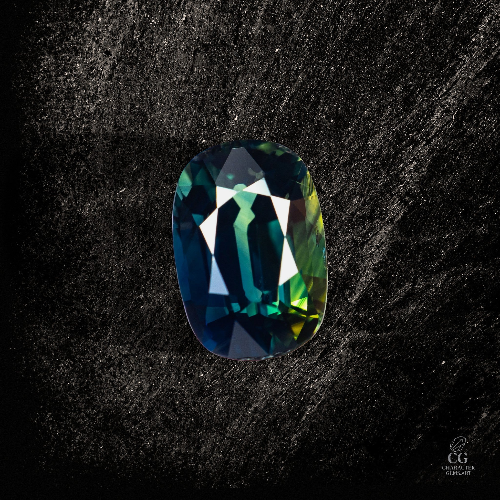 Heller blauer Saphir von Character Gemstones, Midnight Solaris, 2,56 Karat, mit funkelndem Schliff auf weißem Hintergrund