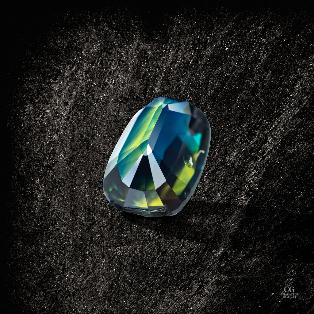 Heller blauer Saphir von Character Gemstones, 2,56 Karat, mit funkelnder Oberfläche und klaren Details.