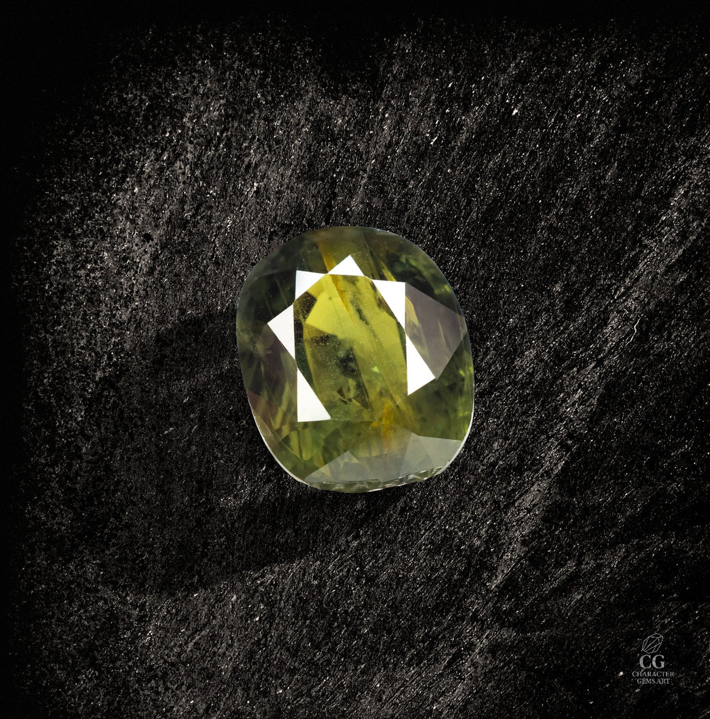 Grüner Edelstein Mirestone von Character Gemstones mit 2,67 Karat, detailreiche Nahaufnahme des Edelsteins.