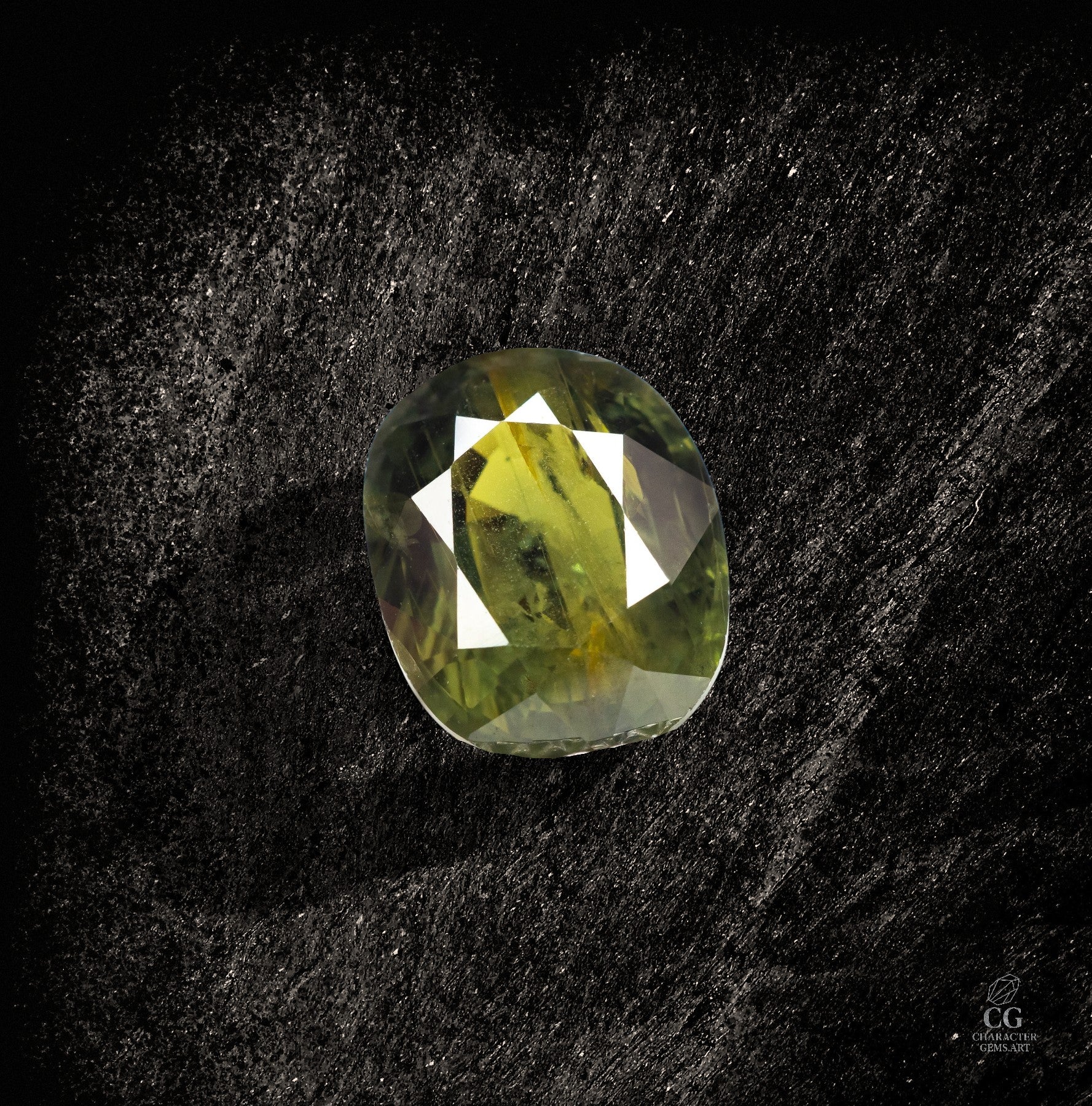 Grüner Edelstein Mirestone von Character Gemstones mit 2,67 Karat, detailreiche Nahaufnahme des Edelsteins.
