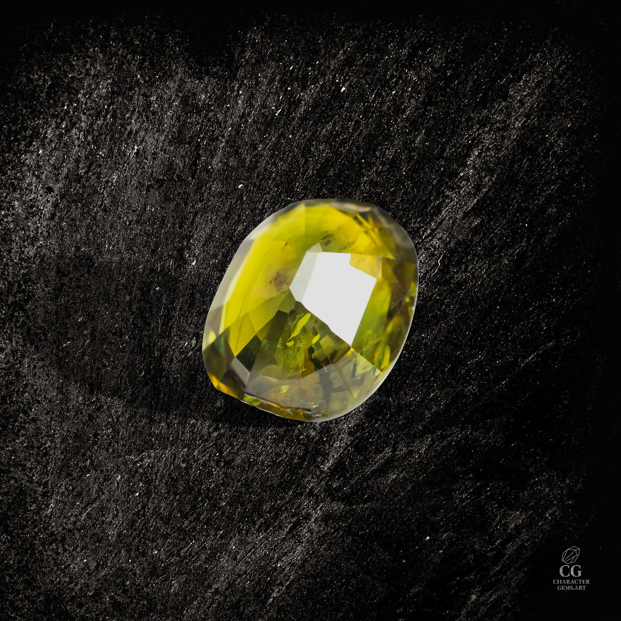 Smaragdstern aus Character Gemstones, 2,67 Karat, mit tiefgrüner Mirestone, detailreiches Edelsteinbild auf dunklem Hintergrund.