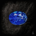 Hochwertiger blauer Saphir aus der Celestial Velvet Kollektion von Character Gemstones, detailreiche Nahaufnahme des Edelsteins