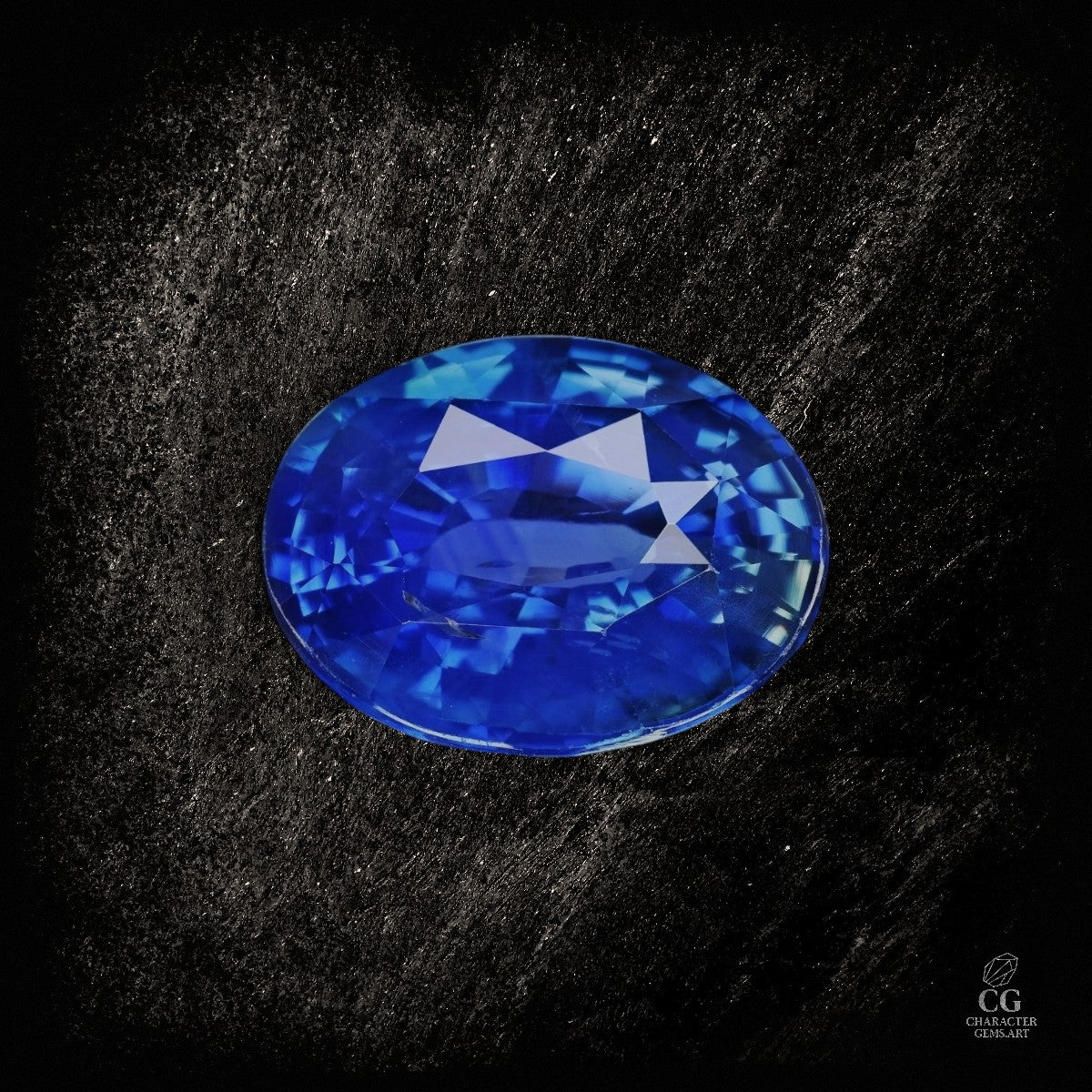 Hochwertiger blauer Saphir aus der Celestial Velvet Kollektion von Character Gemstones, detailreiche Nahaufnahme des Edelsteins