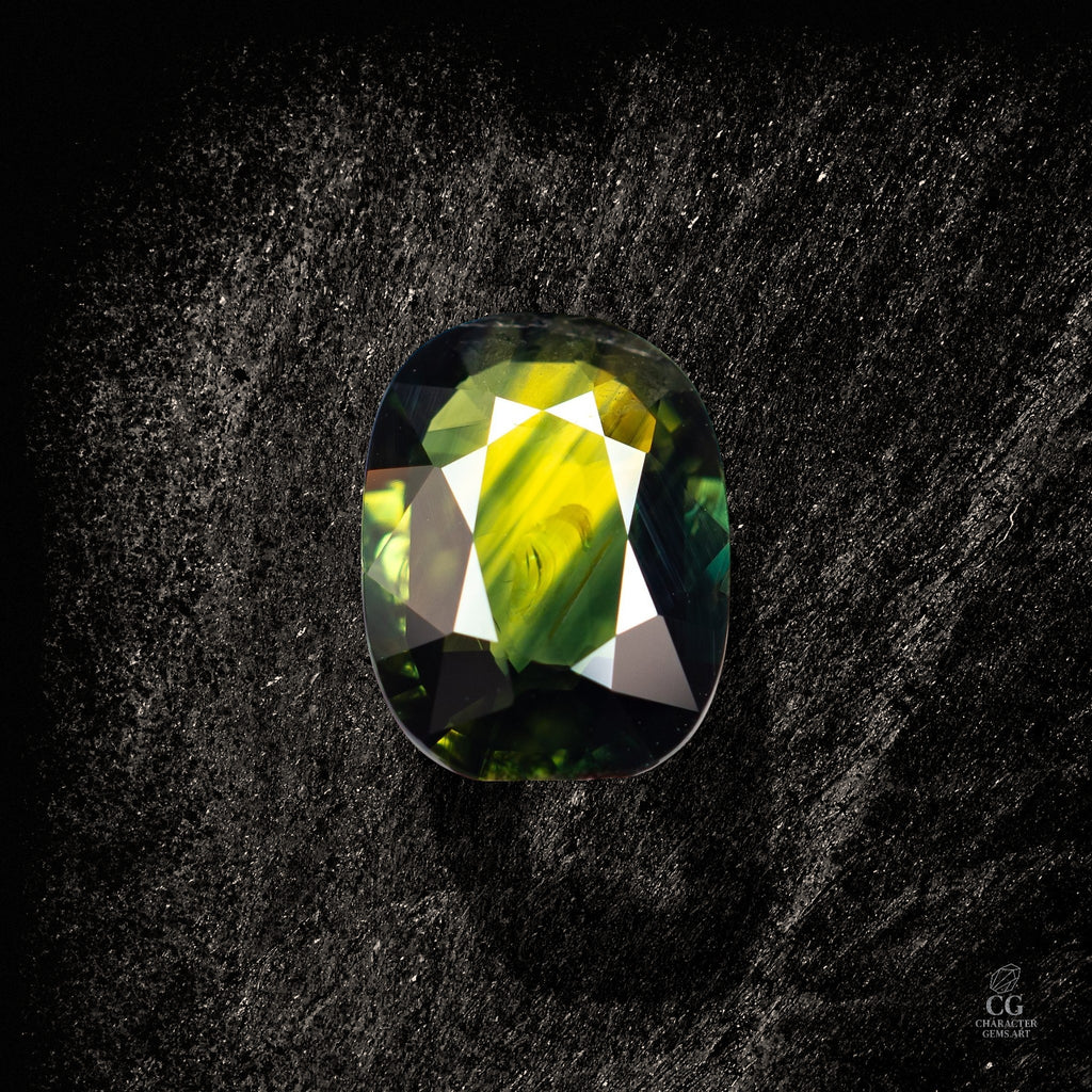 Heller blauer Saphir im Schnitt, 3,24 Karat, von Character Gemstones, mit natürlicher Textur und funkelnder Oberfläche.