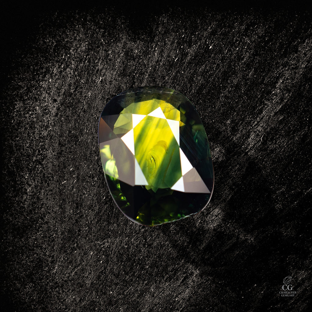 Heller blauer Saphir von Character Gemstones, 3,24 Karat, mit geschliffenem Facettenschliff auf schwarzem Hintergrund.