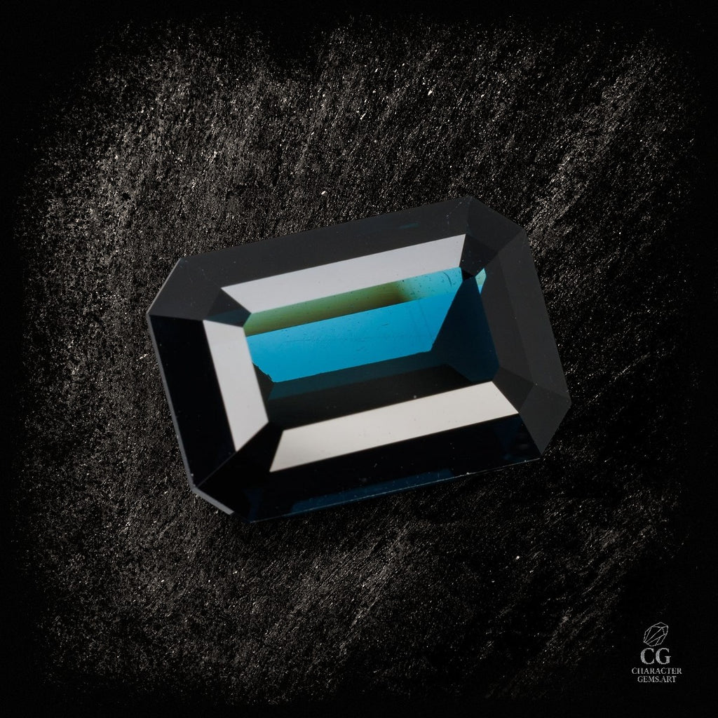 Schwarzer Spinell mit Nebel-Effekt, 9,23 Karat, von Character Gemstones, detailreiche Nahaufnahme des Edelsteins