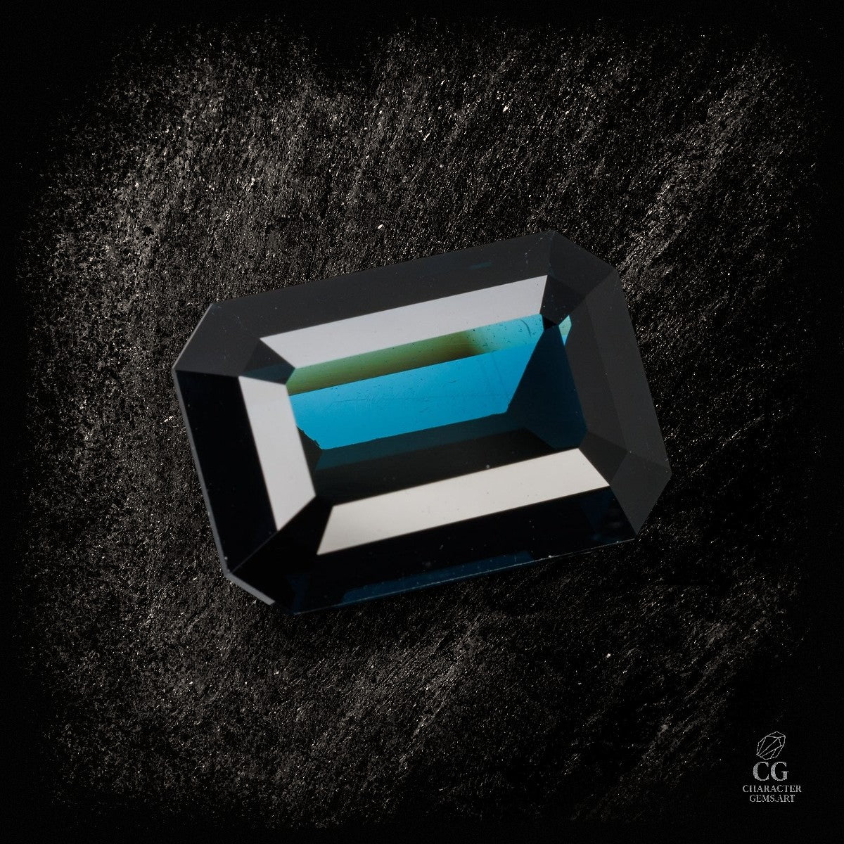 Schwarzer Spinell mit Nebel-Effekt, 9,23 Karat, von Character Gemstones, detailreiche Nahaufnahme des Edelsteins
