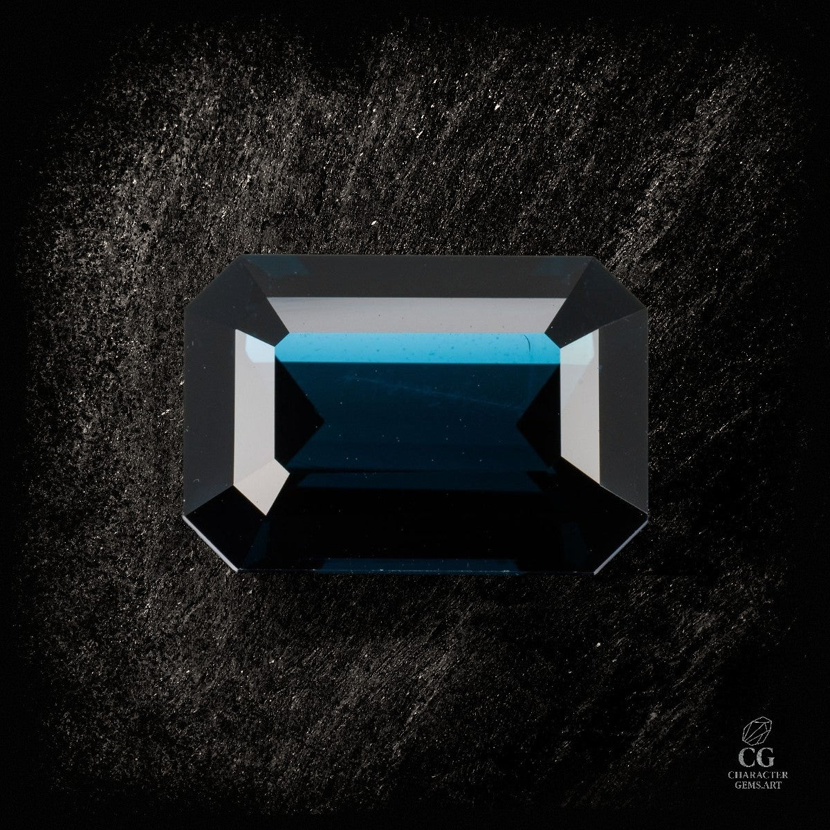Schwarzer Spinell namens Obsidian Nebula von Character Gemstones, glänzender Edelstein mit dunkler, mystischer Ausstrahlung.