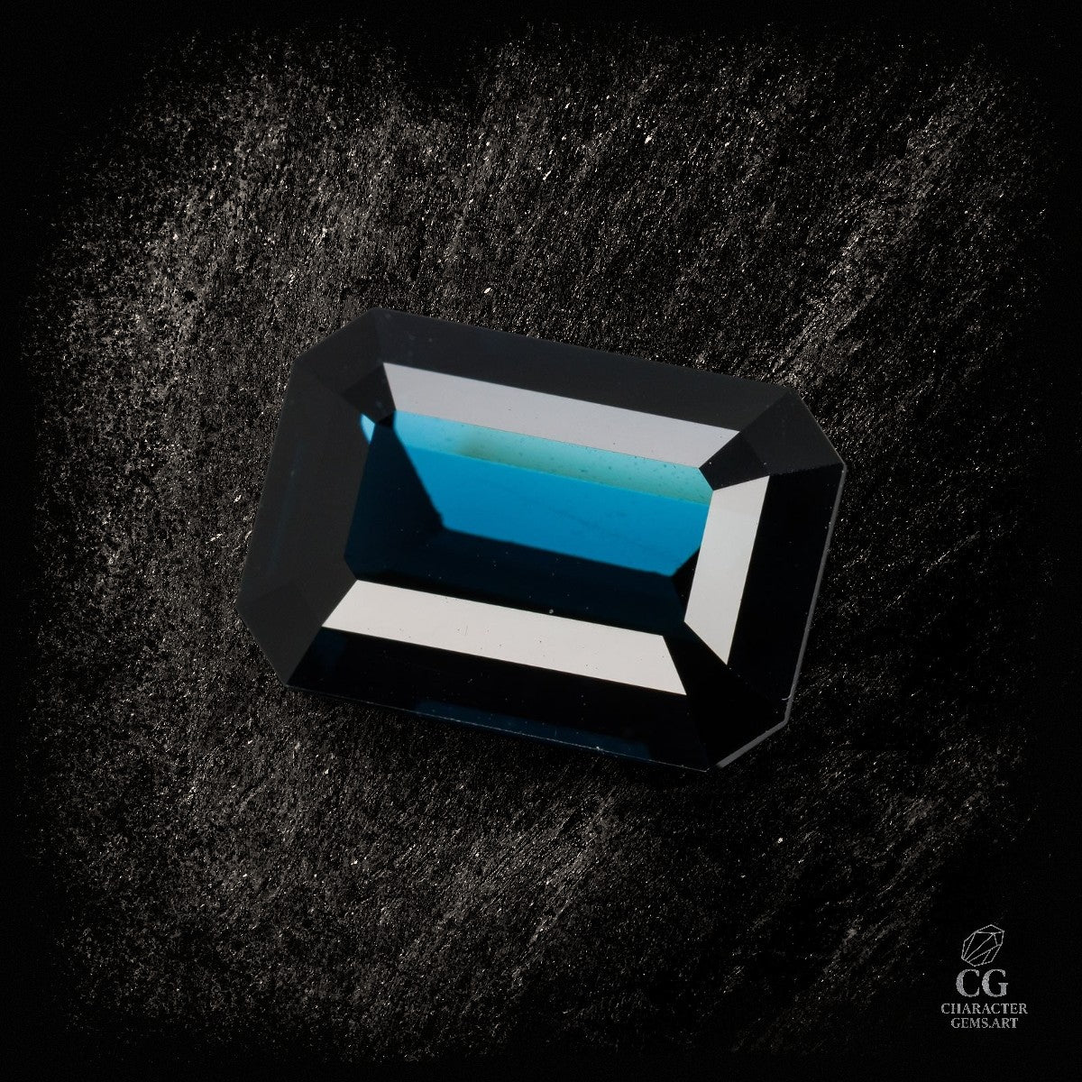 Schwarzer Spinell "Obsidian Nebula" von Character Gemstones, 9,23 Karat, glänzender Edelstein auf schwarzem Hintergrund.