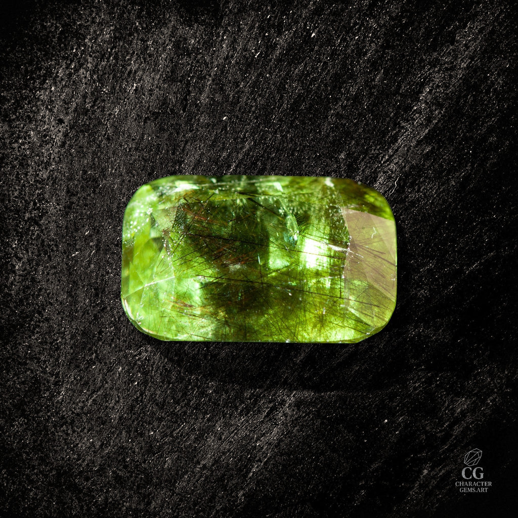 Olivine Driftwood - Character - Gems.art - Peridot mit nadelartigen Einschlüssen