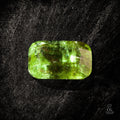 Olivine Driftwood - Character - Gems.art - Peridot mit nadelartigen Einschlüssen