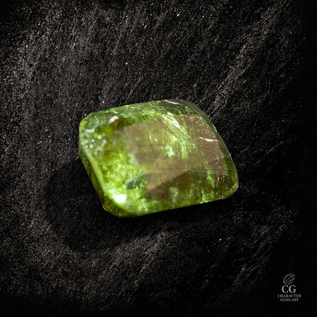 Olivine Driftwood - Character - Gems.art - Peridot mit nadelartigen Einschlüssen