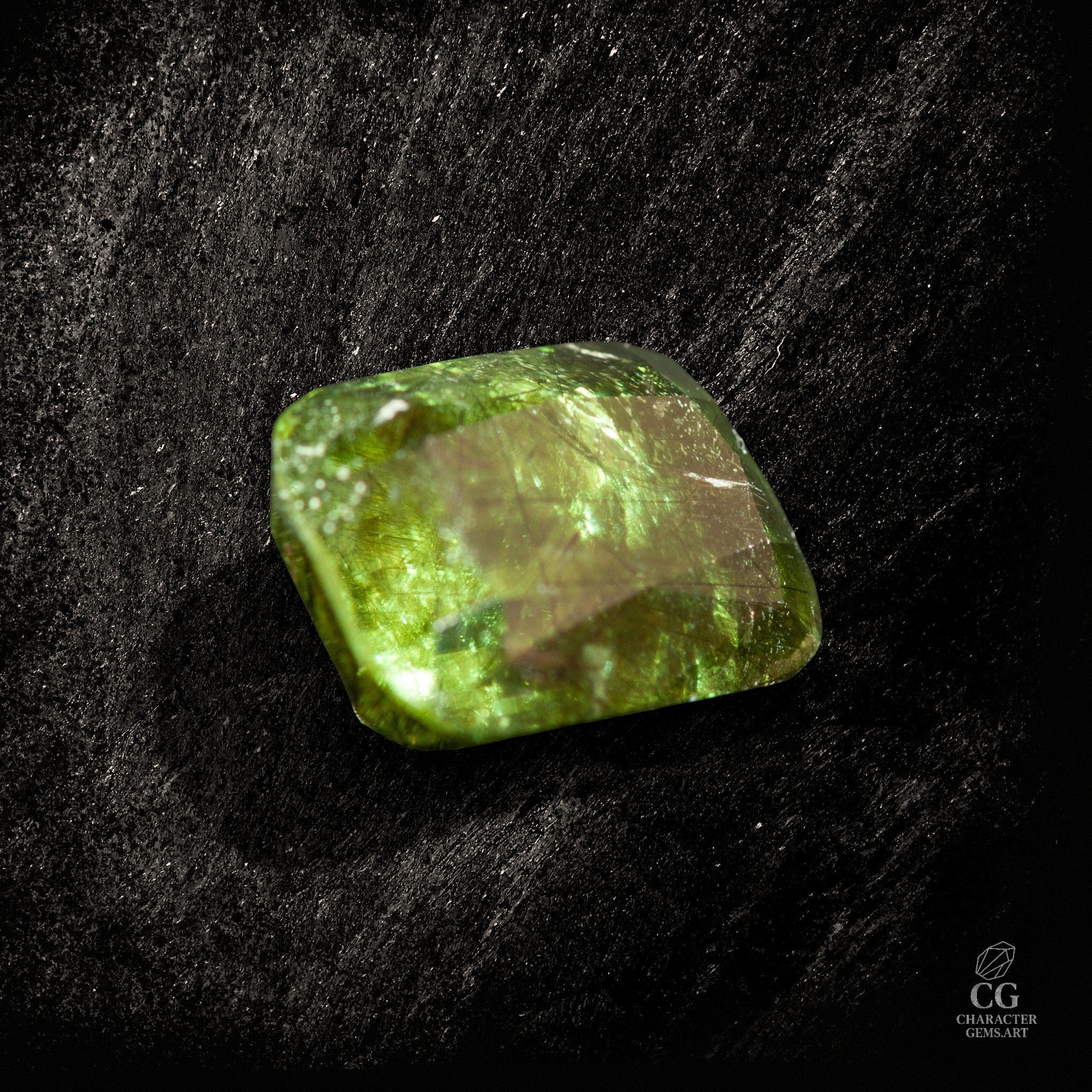 Olivine Driftwood - Character - Gems.art - Peridot mit nadelartigen Einschlüssen