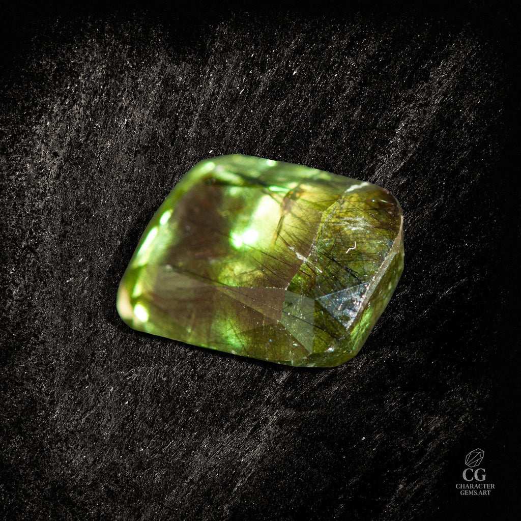 Olivine Driftwood - Character - Gems.art8 - Peridot mit nadelartigen Einschlüssen