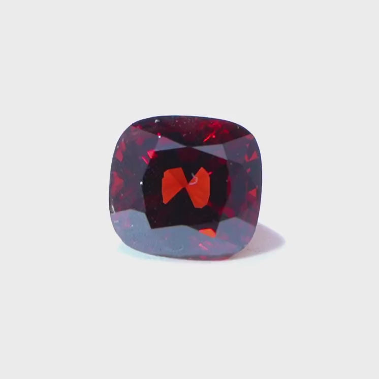 360° Video Spinell 1.72ct, vivid red, Burma, Lotus Gold