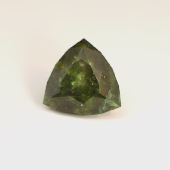 Peridot Ludwigit, Pakistan, 7.24ct, Fancy trilliant cut