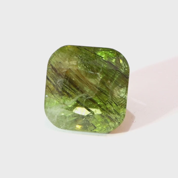 Peridot mit Ludwigit, 9.54ct, Asscher Cut, fantastic inclusions, collector gem