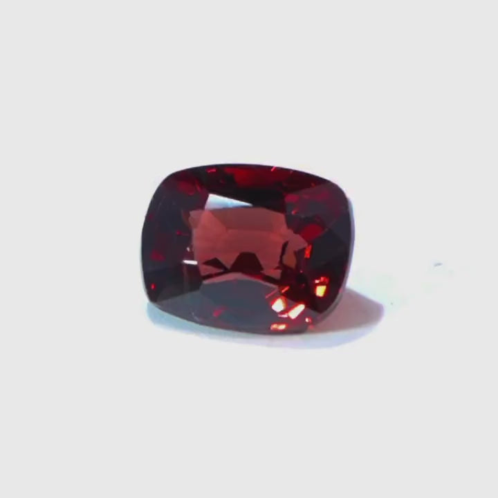 360° Video Spinell Burma 1.79ct, vivid red, Lotus Gold, highend