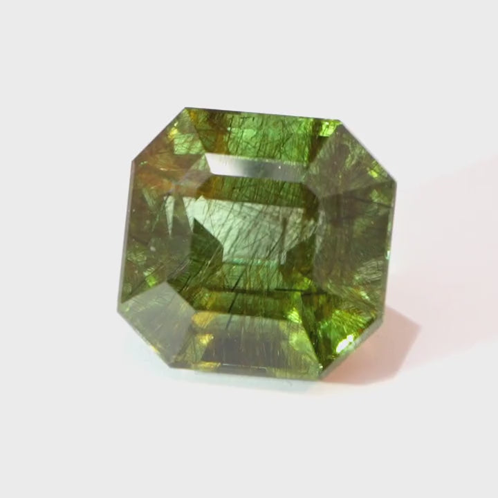 Peridot mit Ludwigit, 13.77ct, Asscher Cut, fantastic inclusions, collector gem