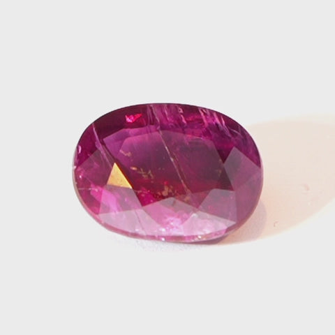 Rubin 2.01ct, Burma, unbehandelt, Lotus Gold zertifiziert, Highend