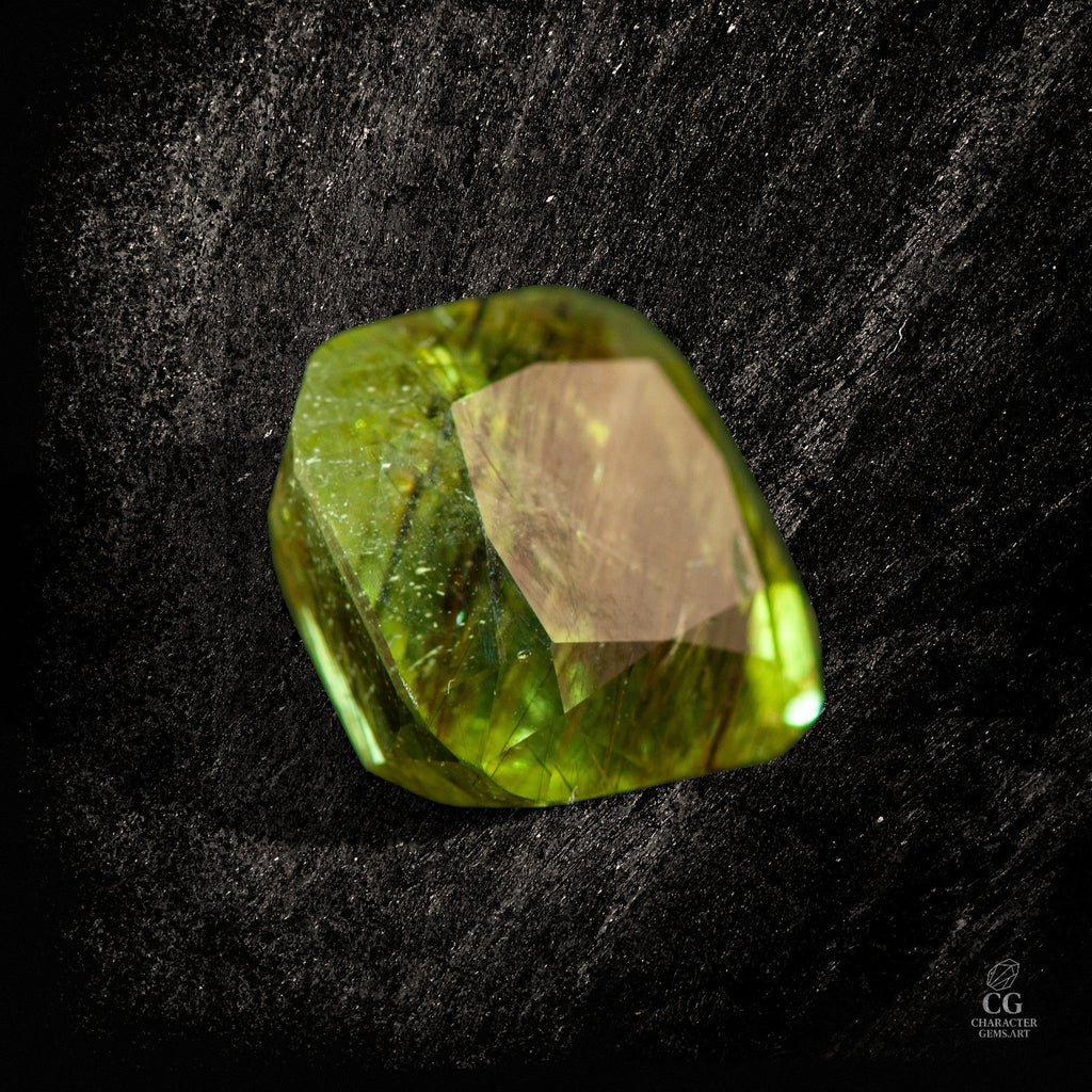 Verdant Filament - einzigartiger Peridot mit Ludwigit